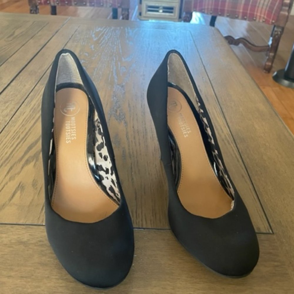 Black pumps